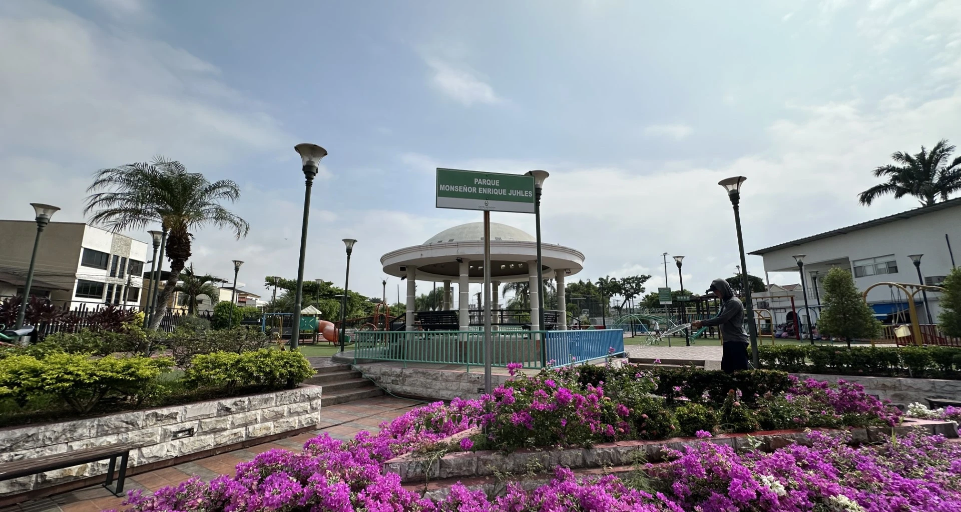 Parque central de Urbanización Entre Ríos con jardines y áreas recreativas